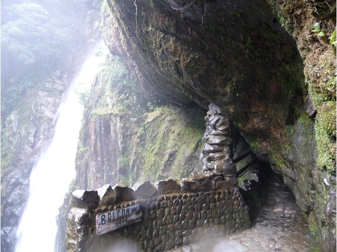 A 18 kilómetros de Baños de Agua Santa, en Tungurahua en el costado de la v...